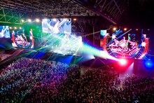 MAN WITH A MISSION「Tales of Purefly Tour 2014」千葉・幕張メッセ公演の様子。