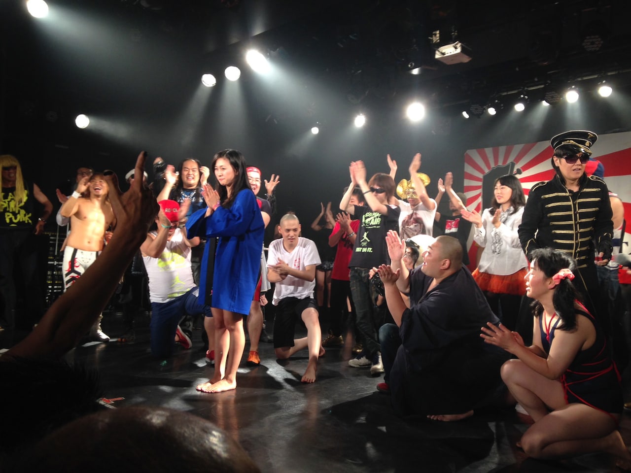 「エアギター2014日本決勝大会」の模様。