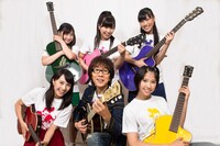 今週の人気画像4位は「“ギタリスト”ももクロ！坂崎とコラボ新番組」より、坂崎幸之助（THE ALFEE）を囲むももいろクローバーZ。
