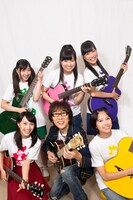 坂崎幸之助（THE ALFEE）を囲むももいろクローバーZ。