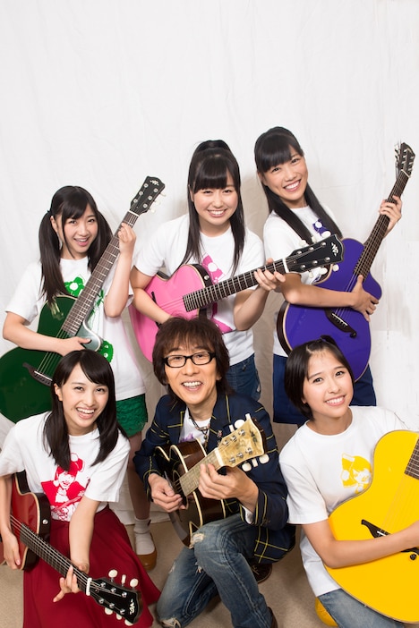 坂崎幸之助(THE ALFEE)を囲むももいろクローバーZ。