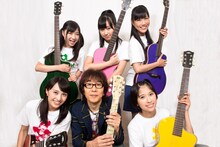 坂崎幸之助（THE ALFEE）を囲むももいろクローバーZ。