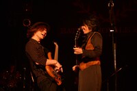 AKIHIDEのライブの様子。