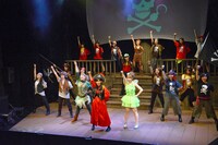 鈴木裕乃（前列中央）が主演および座長を務めた「フライングパイレーツ ネバーランド漂流記」2014年公演の様子。