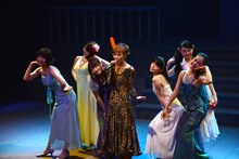 AZU演じるタイガーリリーの歌唱シーン。