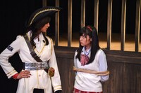 キャプテンフック役の尾花貴絵（左 / モデルガールズ）と水野曜役の鈴木裕乃。