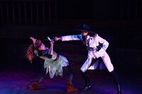 塩川愛友里演じるピーターパン（左）と尾花貴絵演じるキャプテンフック（右）のバトルシーン。