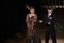 タイガーリリー役のAZU（中央）。