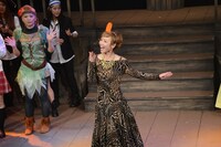 タイガーリリー役のAZU（中央）。