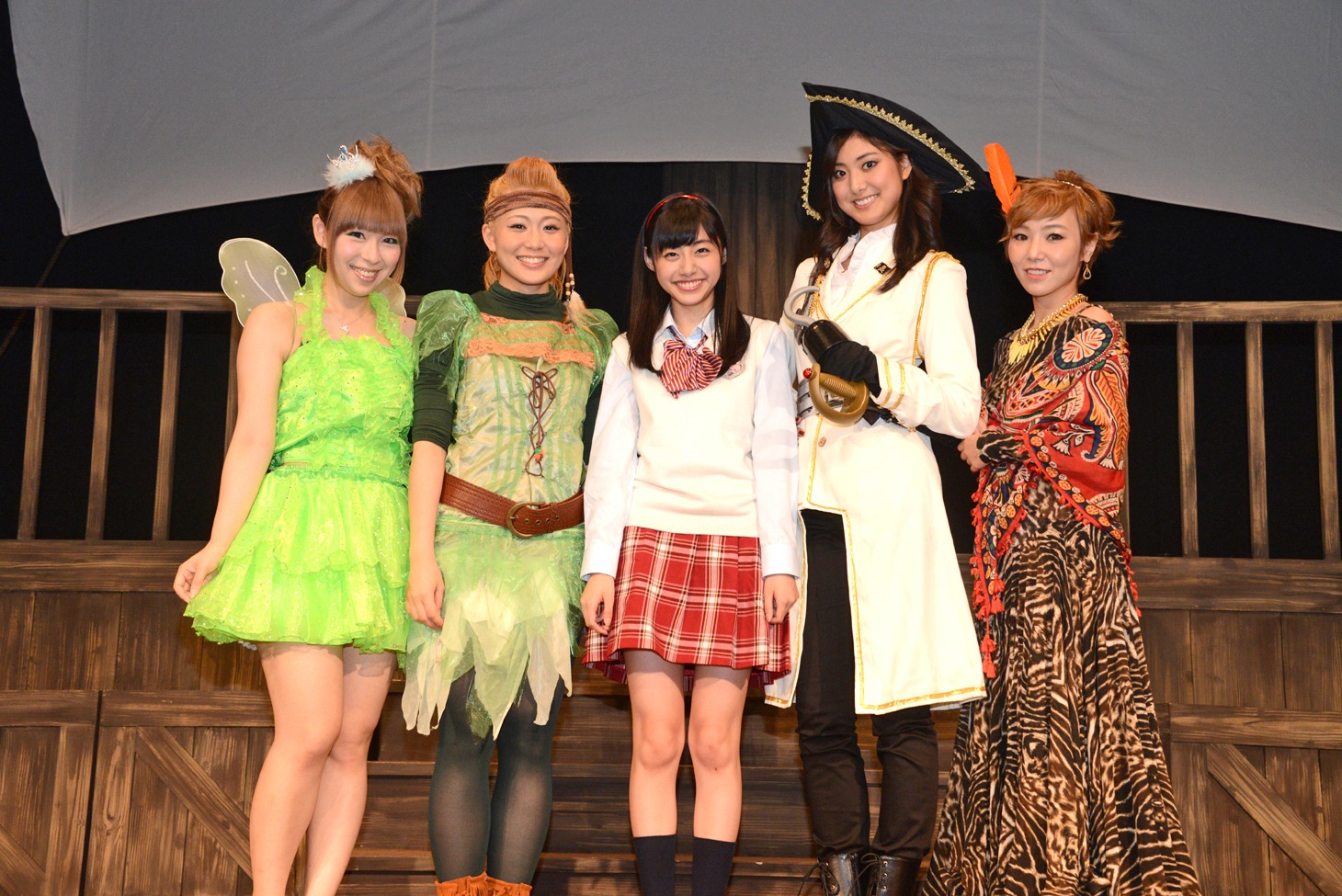 左から疋田紗也、塩川愛友里、鈴木裕乃、尾花貴絵、AZU。