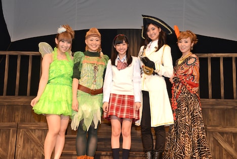 左から疋田紗也、塩川愛友里、鈴木裕乃、尾花貴絵、AZU。