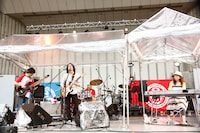 「伊賀航 vs benzo」のワンシーン。（撮影：ほりたよしか）