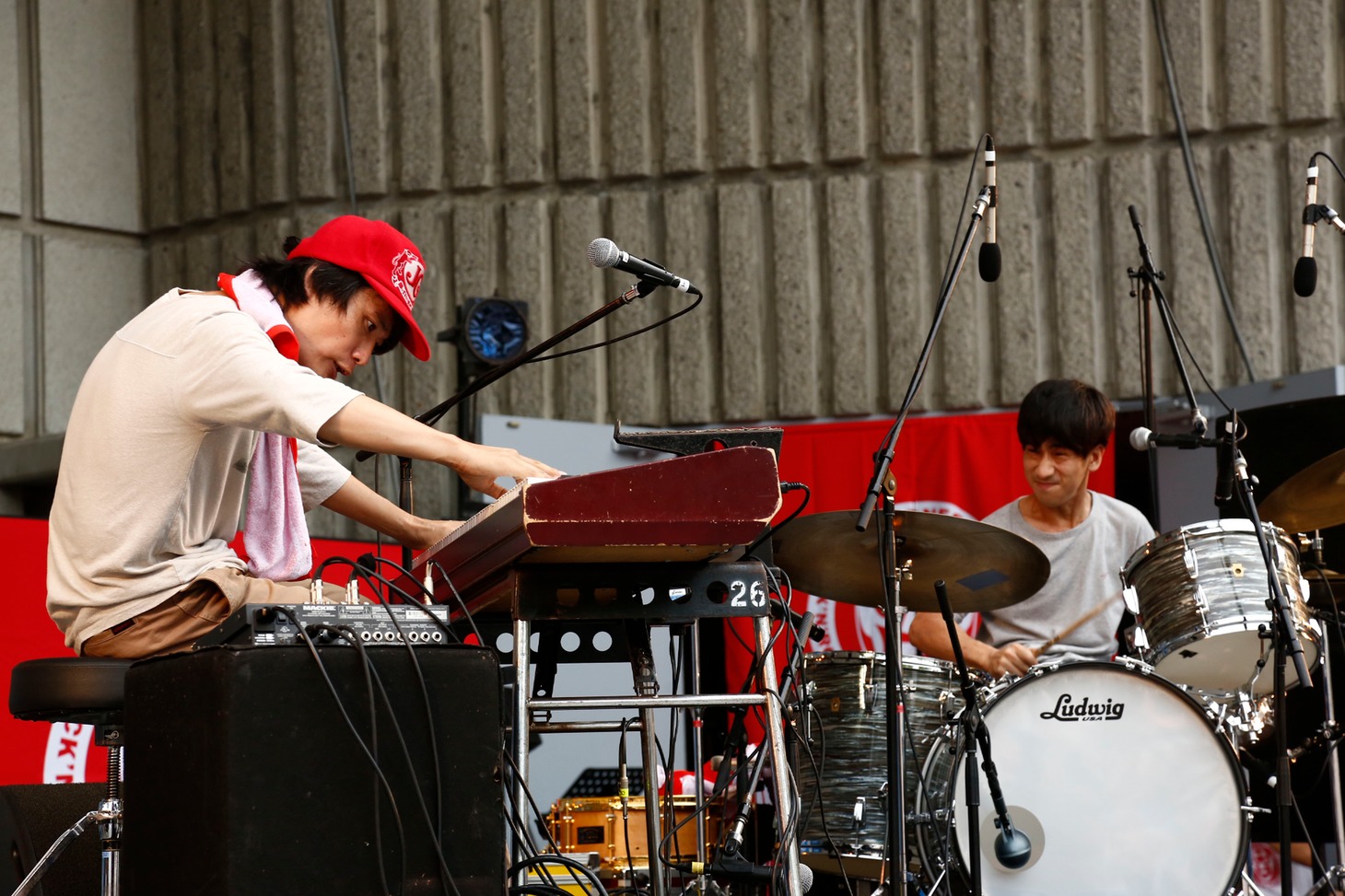「伊藤大地 vs 野村卓史」の様子。手前から野村卓史、伊藤大地。（撮影：ほりたよしか）