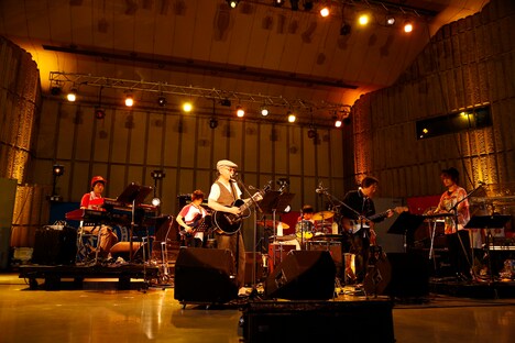 「伊賀航 vs 細野晴臣」の様子。（撮影：ほりたよしか）