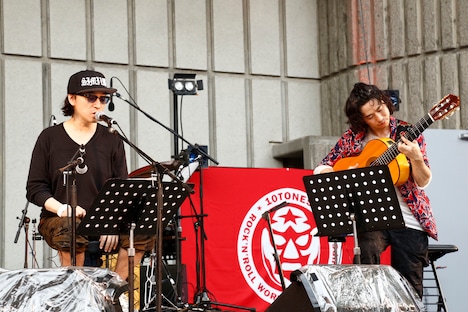 「沖仁 vs 菊地成孔」のワンシーン。（撮影：ほりたよしか）