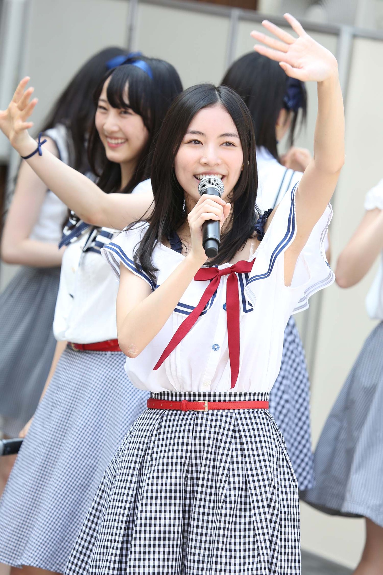 松井珠理奈（手前） (c)AKS