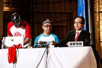 左からTONEの是澤泰志社長、ASA-CHANG、清野茂樹アナウンサー。ASA-CHANGはリングアナとして参加した。（撮影：ほりたよしか）
