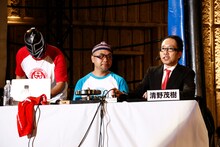 左からTONEの是澤泰志社長、ASA-CHANG、清野茂樹アナウンサー。ASA-CHANGはリングアナとして参加した。（撮影：ほりたよしか）