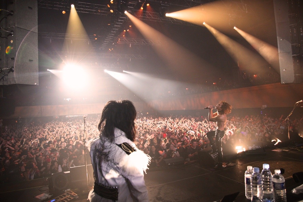 X JAPANのライブの様子。