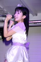 小池美由のライブパフォーマンスの様子。