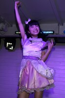 小池美由のライブパフォーマンスの様子。