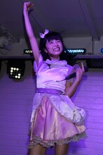 小池美由のライブパフォーマンスの様子。