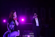 1人の女性ファンをステージに上げて「KISS」を熱唱する清水翔太。