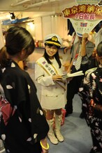 乗客を出迎える小池美由。