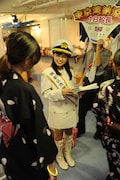 乗客を出迎える小池美由。