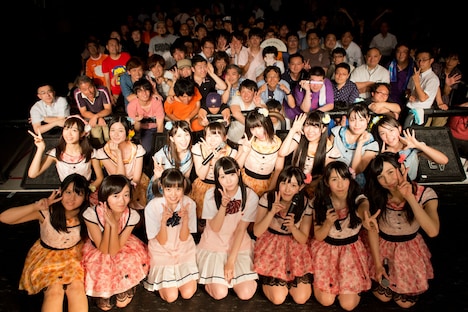 アイドルカレッジ「あのコが、髪を。切らない理由。」リリース記念イベント終了後の記念撮影の様子。