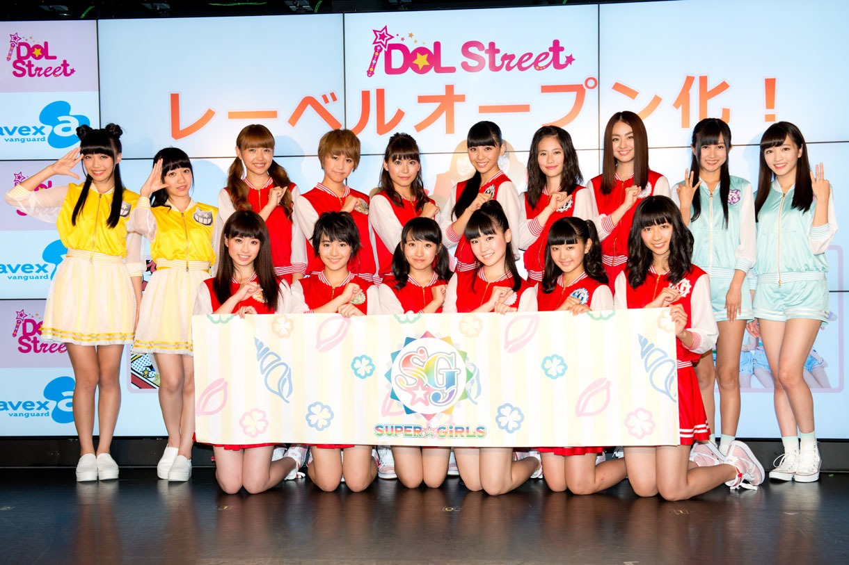 「超絶革命第2弾発表会見 SUPER☆GiRLS・iDOL Street NEXT STREET 2014」フォトセッションの様子。