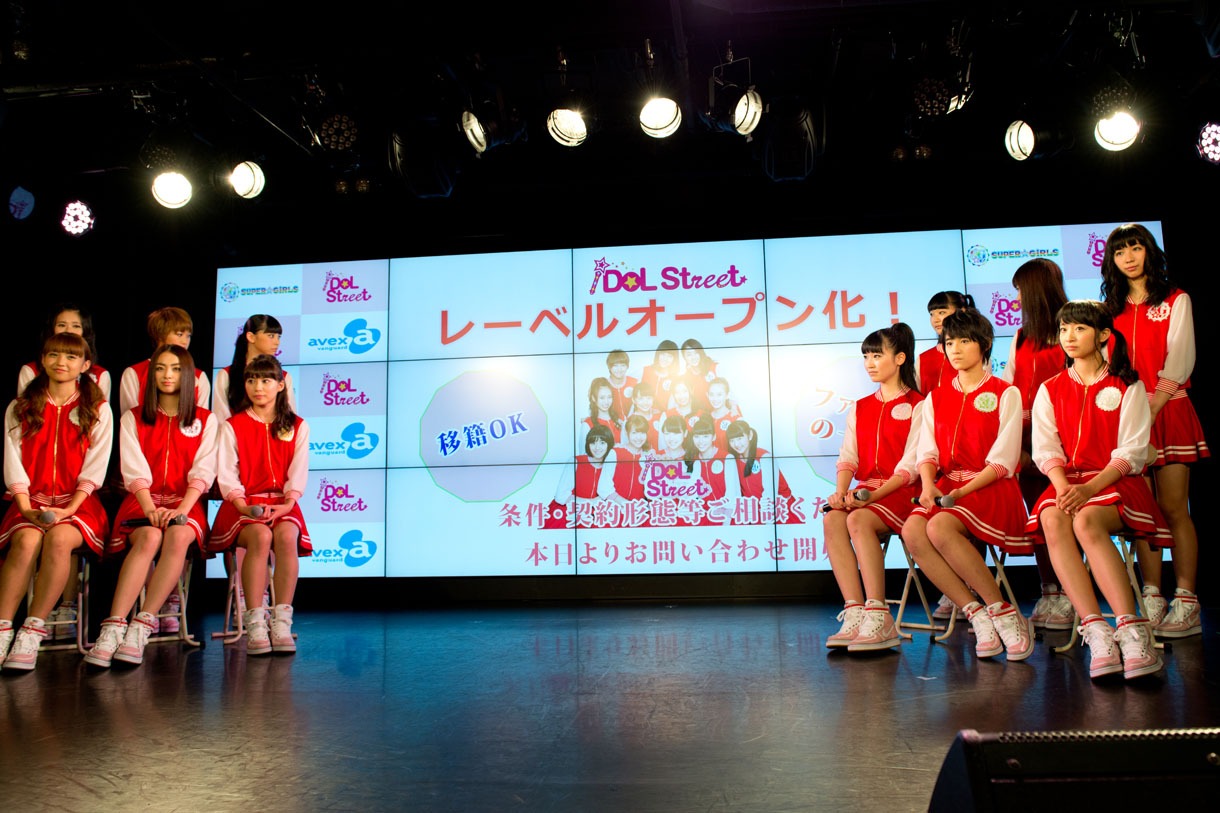 「超絶革命第2弾発表会見 SUPER☆GiRLS・iDOL Street NEXT STREET 2014」発表会の様子。