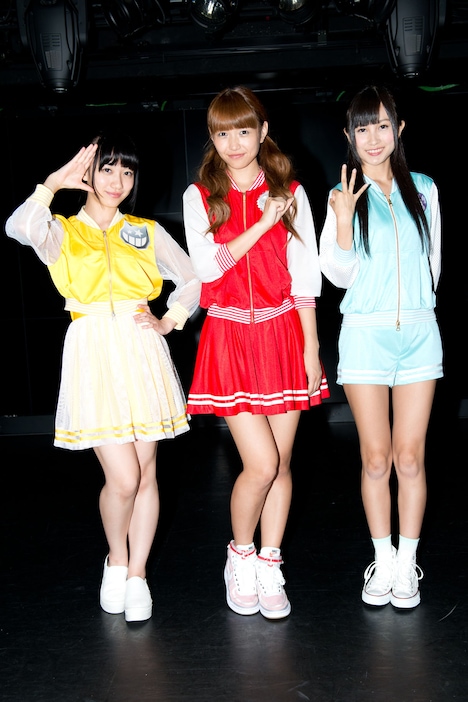 チームウェアを着た関根優那（Cheeky Parade）、志村理佳（SUPER☆GiRLS）、金澤有希（GEM）。