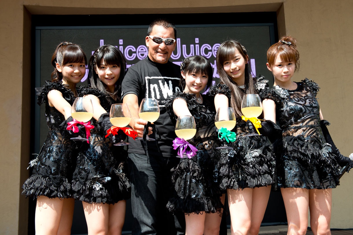 恒例の乾杯を行うJuice=Juiceと蝶野正洋。