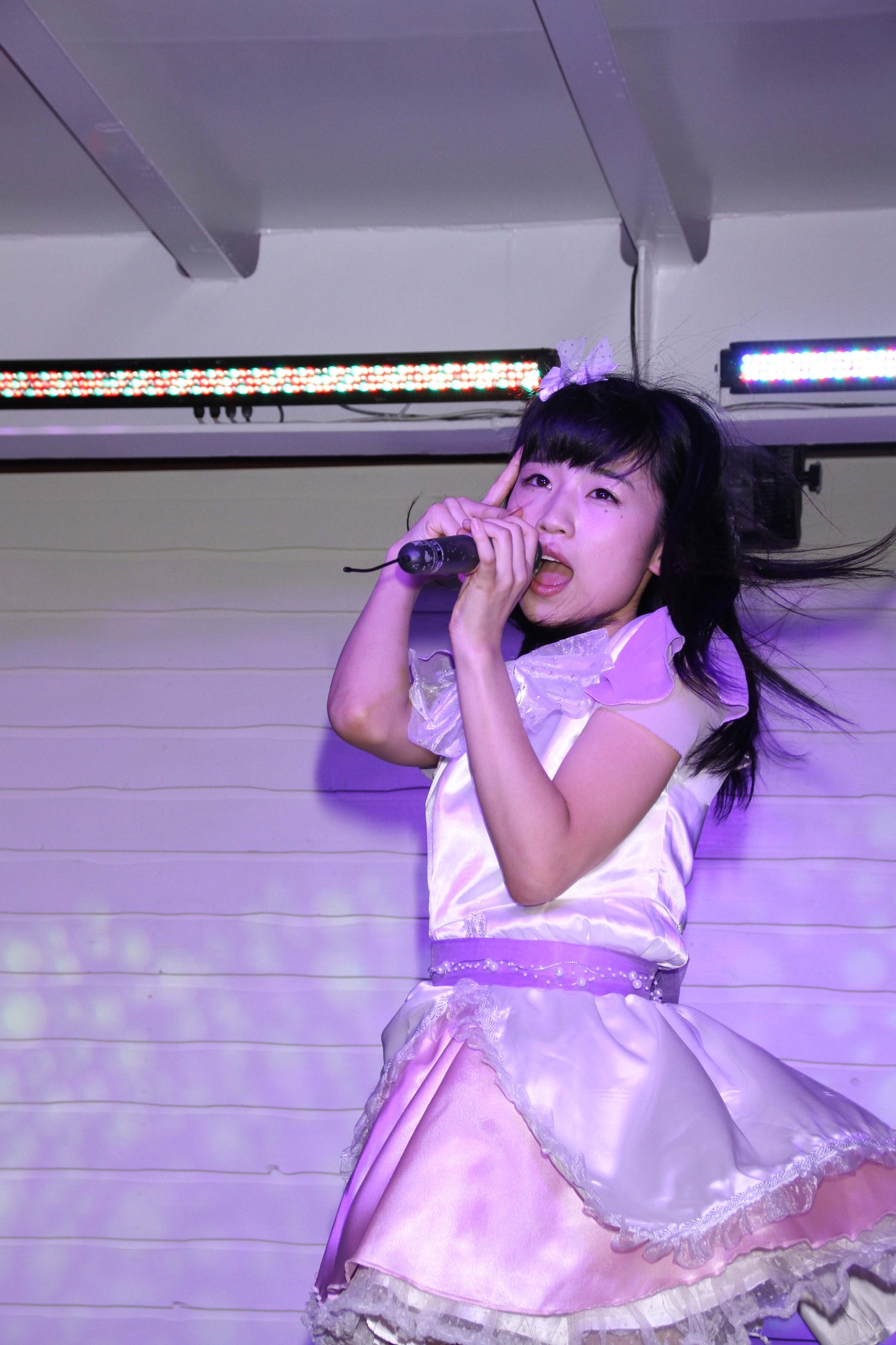 小池美由のライブパフォーマンスの様子。