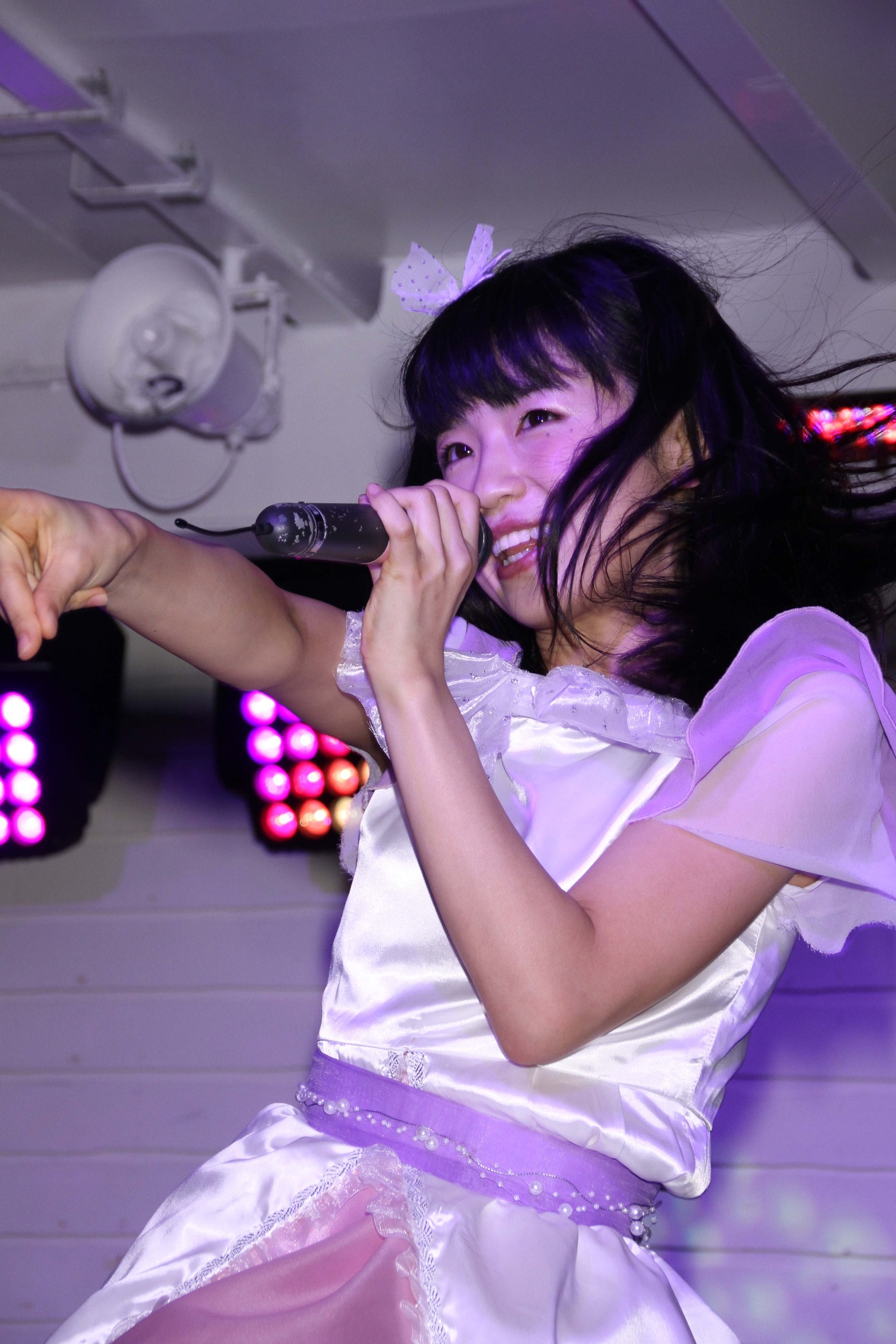 小池美由のライブパフォーマンスの様子。