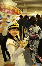 乗客を出迎える小池美由。