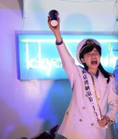 乾杯の音頭を取る小池美由。