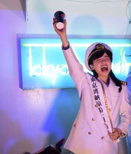 乾杯の音頭を取る小池美由。