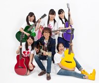 坂崎幸之助（THE ALFEE）を囲むももいろクローバーZ。