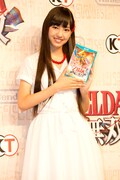 「ゼルダ無双」を手に持ちアピールする飯窪春菜（モーニング娘。'14）。
