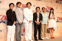 「ゼルダ無双」開発陣と記念撮影する飯窪春菜（モーニング娘。'14）。