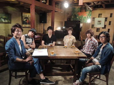 「ロック座談会」の様子。左からナビゲーターの飯室大吾（FM802 DJ）、庄村聡泰（[Alexandros]）、川上洋平（[Alexandros]）、タカハシマイ（Czecho No Republic）、武井優心（Czecho No Republic）、ホリエアツシ（ストレイテナー）。