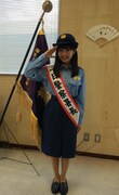 女性警察官の制服姿で敬礼する武田舞彩（GEM）。