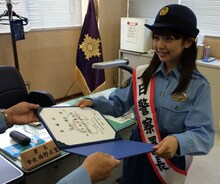 委嘱状を受け取る武田舞彩（GEM）。