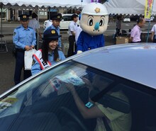 ドライバーにチラシを配る武田舞彩（GEM）。