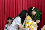 宮崎理奈（右）の背中を「お触り占い」する松村沙友理（左）。