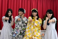 SUPER☆GiRLSのメンバーと記念撮影する松村沙友理＆中田花奈。