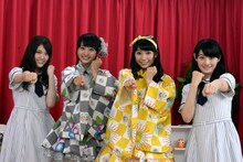 SUPER☆GiRLSのメンバーと記念撮影する松村沙友理＆中田花奈。