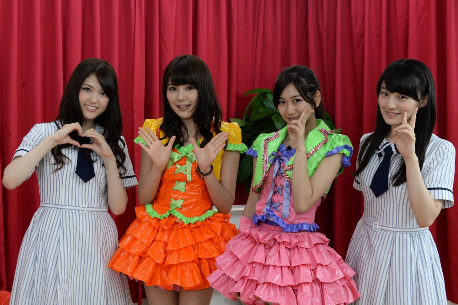 アイドリング!!!のメンバーと記念撮影する松村沙友理＆中田花奈。